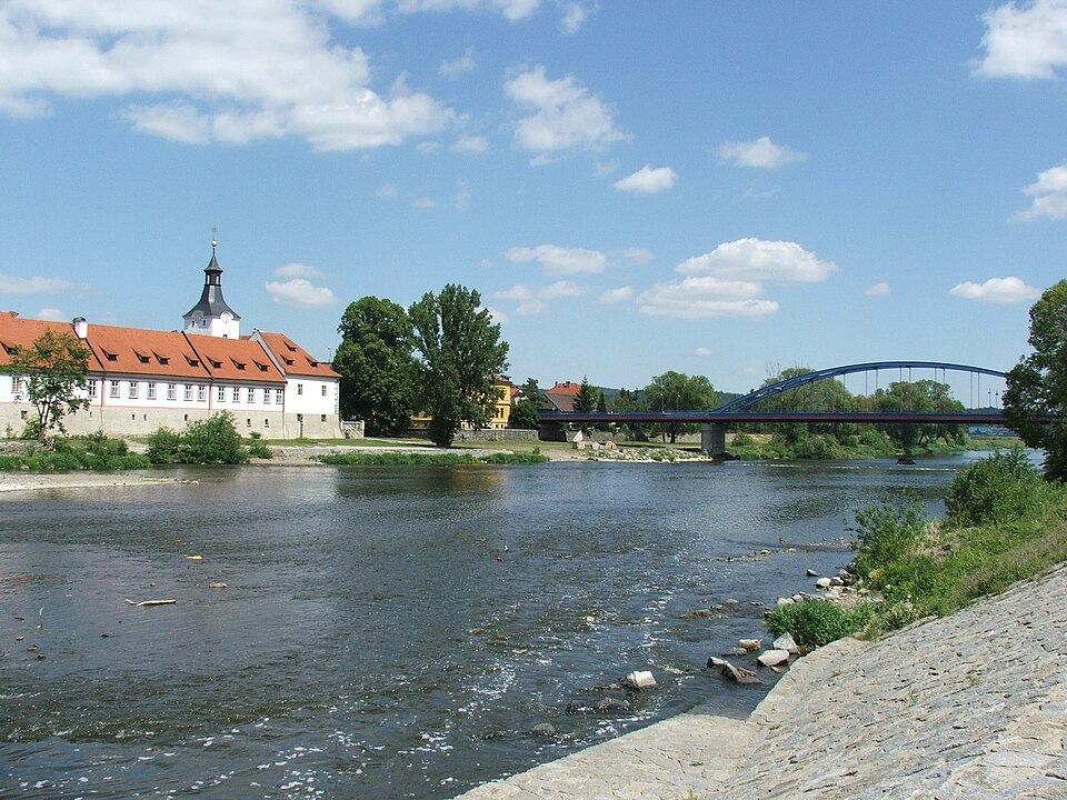 Dobřichovický zámek na břehu řeky Berounky
